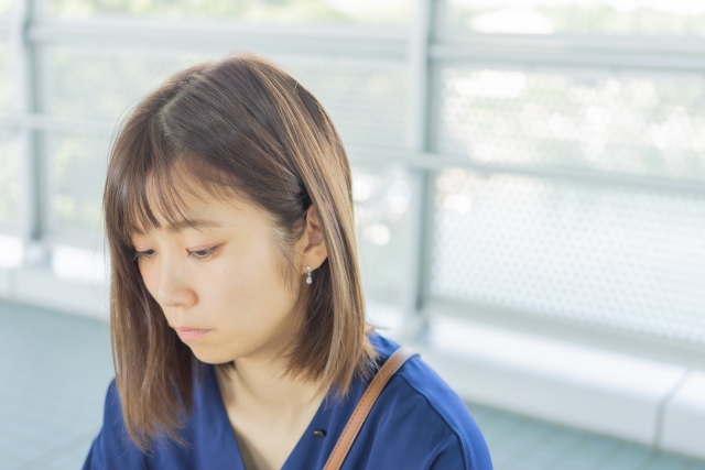 落ち込んでいる女性の横顔