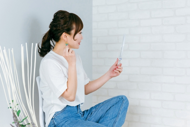 喜んでいる女性の横顔